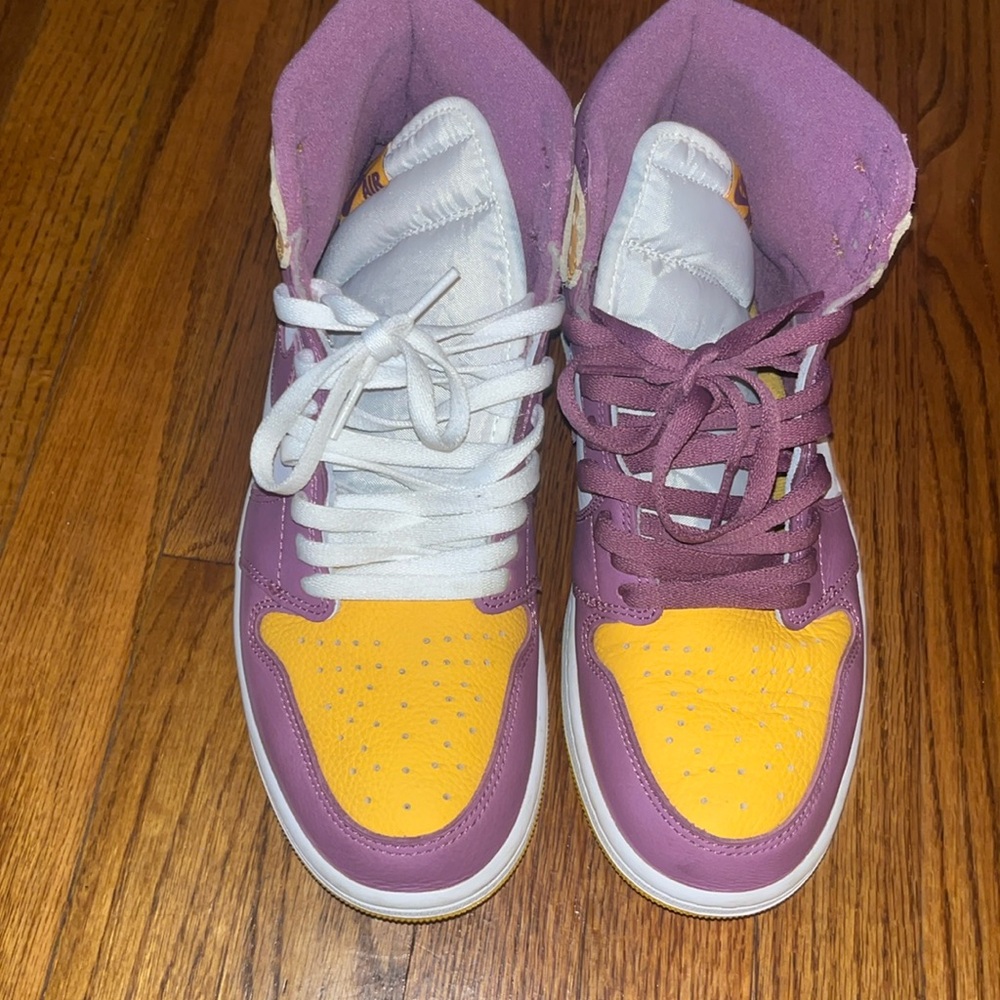 Air Jordan 1 Retro High OG ‘Brotherhood’ men’s gym shoe worn